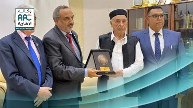 رئيس مجلس التخطيط الوطني يمنح عقيلة صالح «درع العطاء»